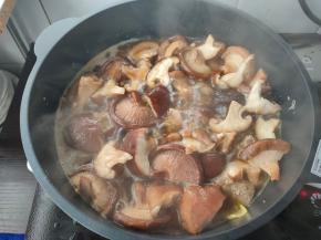 烫洗干净的香菇撕成小块后倒入锅内。