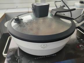 盖上锅盖，转小火炖煮半小时左右。