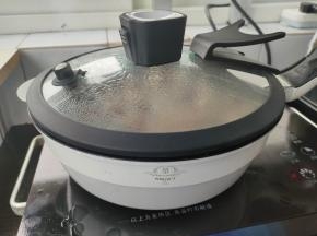 盖上锅盖，转小火炖煮半小时左右。