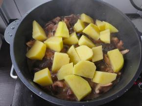 到时间后，加入土豆块。