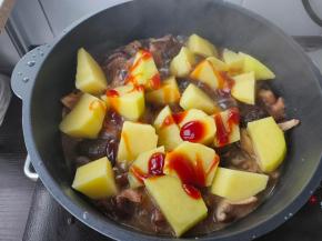 然后加入蚝油，再加入少许红烧酱油，不喜颜色太重的可不加红烧酱油。