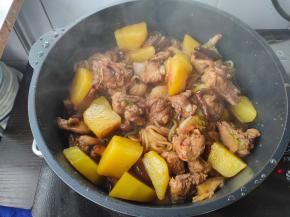 关火后，焖个三五分钟，装盘就可以上桌了。