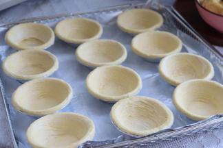 准备好蛋挞皮，稍微缓冻一下即可。