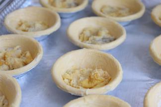 把榴莲肉放入蛋挞壳内，不易太多。