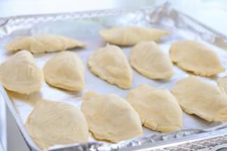 挞皮对折后捏紧，撕掉锡纸托儿。