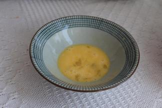 准备一个鸡蛋，搅散。