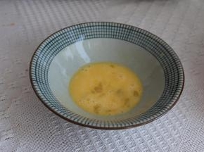 准备一个鸡蛋，搅散。
