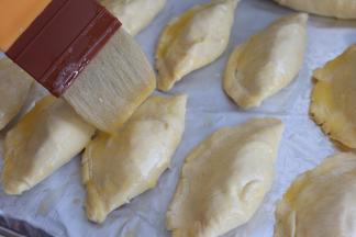 在挞皮表面刷上一层蛋液。