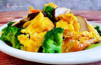 营养丰富的西兰花香菇炒鸡蛋装入盘中就大功告成了