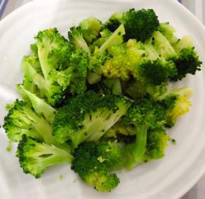 西兰花切成小朵洗净放入开水中焯水断生后立即放入冷水中过凉再沥干水份切记焯水时间不易过长