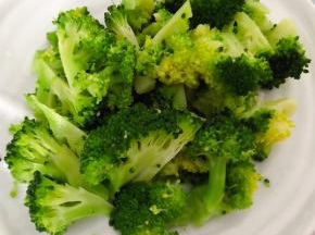 西兰花切成小朵洗净放入开水中焯水断生后立即放入冷水中过凉再沥干水份切记焯水时间不易过长