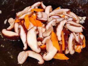 放入香菇片大火快速翻炒