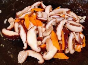 放入香菇片大火快速翻炒