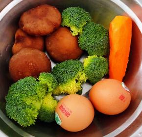 准备原材料鸡蛋、西兰花、香菇、胡萝卜