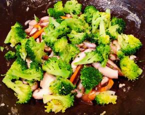 放入西兰花改中火翻炒片刻