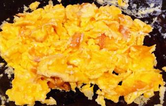 炒至鸡蛋八成熟即可先盛出备用