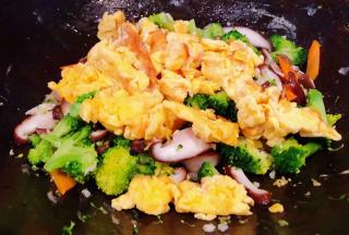 放入炒好的鸡蛋同时放入盐和味精