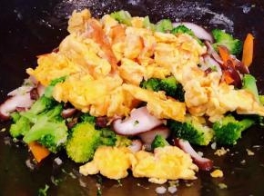 放入炒好的鸡蛋同时放入盐和味精