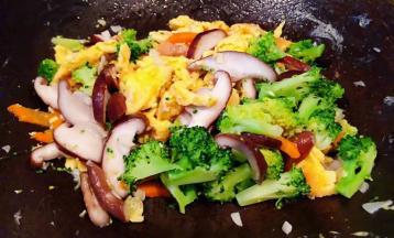 炒至所有食材完全入味即可出锅享用
