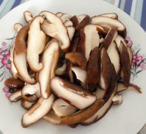 香菇去蒂洗净焯水断生后立即放入冷水中过凉沥干水份切成片状