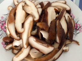 香菇去蒂洗净焯水断生后立即放入冷水中过凉沥干水份切成片状