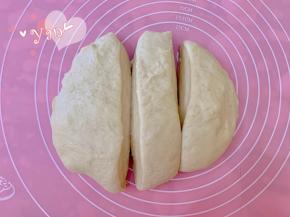 把面团放案板上按扁，分成三块（5/3一块，5/1两块）。