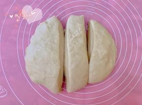 把面团放案板上按扁，分成三块（5/3一块，5/1两块）。