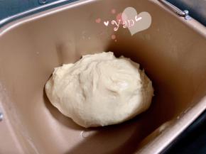 除黄油外的所有面团材料按顺序放入面包机桶，揉面15分钟后加入软化的黄油，再揉10分钟即可。