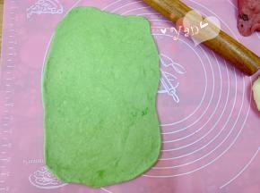 把绿面团擀成大方片。