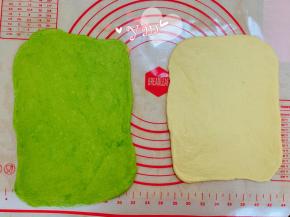 剩下的白面团也擀成大方片。