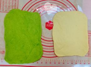 剩下的白面团也擀成大方片。