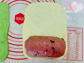 把红卷面团放到白面片上。