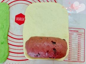 把红卷面团放到白面片上。