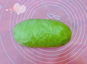 再放到绿面片上，包起来，捏紧收口。