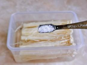 再泡10分钟盐水，淋干水分。