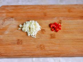 大蒜去皮切碎，辣椒洗干净切段。