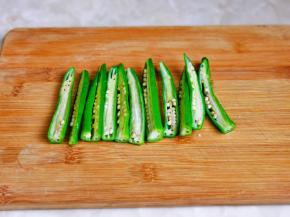 秋葵从中间切开，一切二。