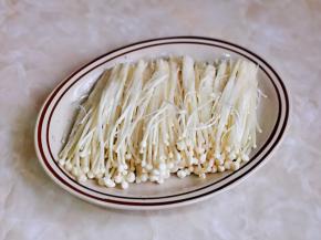 泡好的金针菇挤干水分摆盘。