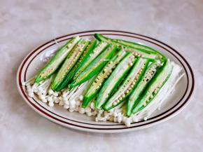 再把切好的秋葵摆在金针菇上面。