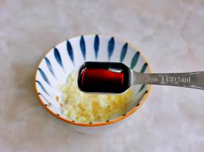 蒜末放入碗中，加入生抽。