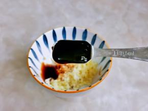再加入蚝油。