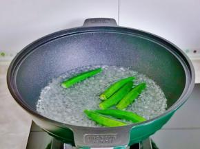 秋葵去根洗干净焯水，水开后下锅大火30秒捞出过冷水。