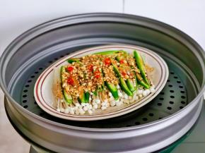 冷水上锅隔水蒸，上汽后蒸4-5分钟即可。