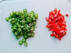 青椒椒分别清洗干净切成小丁备用。