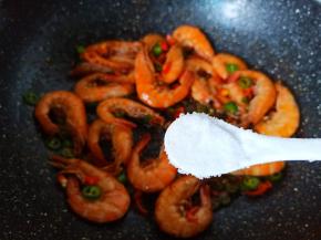 等汤汁差不多时加盐调味。