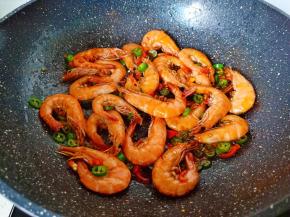 炒到辣椒断生就可以关火了！