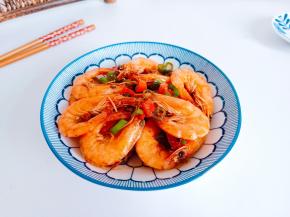 对虾经过红烧以后，滋味更加赞哦！