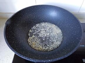 热锅凉油把蒜泥炒香。