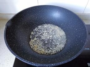 热锅凉油把蒜泥炒香。