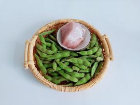 今天老家刚摘的毛豆，特别地新鲜。